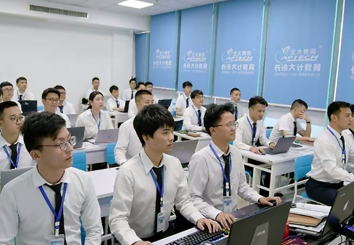 一人一机 专注实战——走进我校Java+AI实训课堂